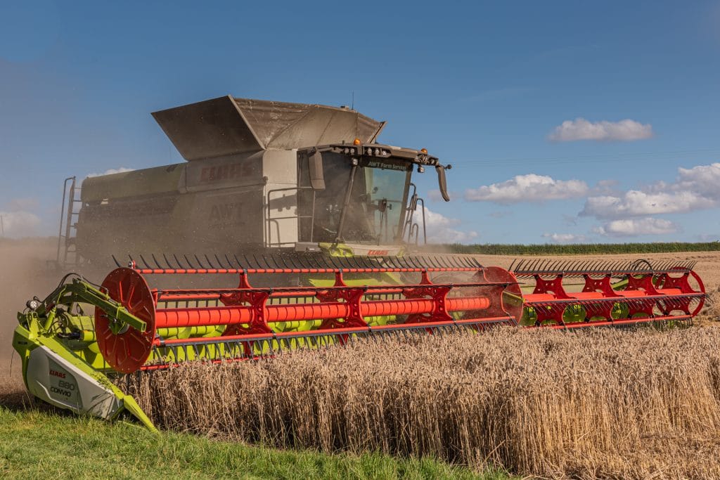 _DSC2257-2 Combine harvester working wheat field