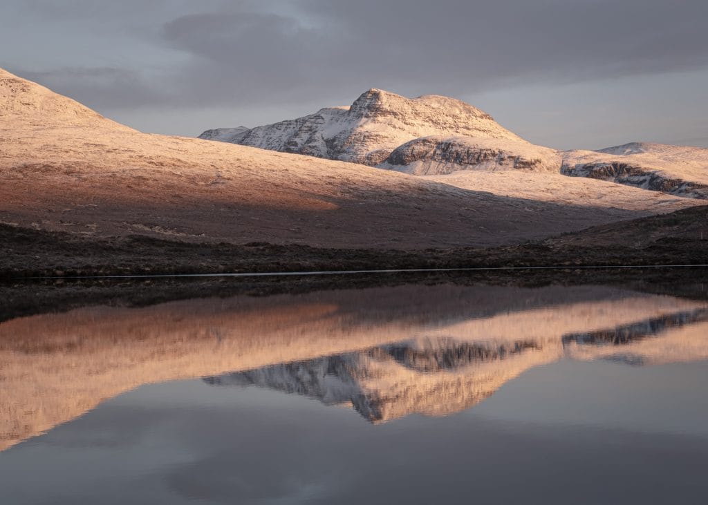 DSFF1448-2 Snowy mountain peak reflected in lake